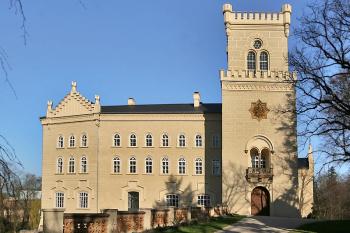 Hlavní průčelí ( © Luděk Pitter 04/2007)