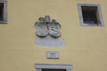 Erby opatství Geras a opata Johannese Westhause nad vchodem do dvora. (© Luděk Vláčil 09/2020)