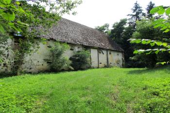 Pohled do areáu od východu, vlevo větší sýpka, jež do své hmoty pojala část hradního zdiva (© Adam Šebesta 08/2020)