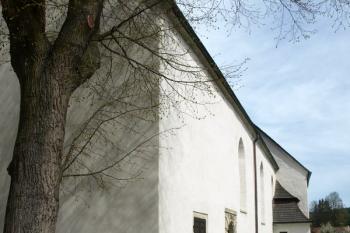 jižní strana kostela od západu (© Milan Caha 04/2012)