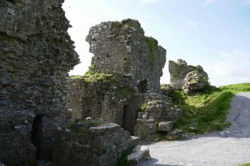 Vnitřní strana branské věže se vstupy do obou strážnic. (© Pavel Semple 09/2020)