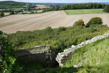 Pozůstatek výpadní branky v mezeře mezi dvěma hradbami na jižní straně horního hradu. (© Pavel Semple 09/2020)