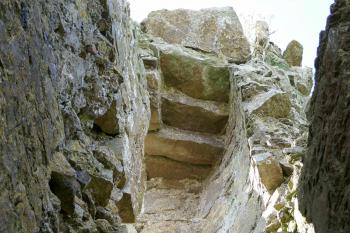 Fragment stropu původního schodiště v síle zdi, které vedlo patrně na ochoz paláce. (© Pavel Semple 09/2020)