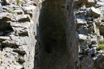 Schodiště v síle zdi s vysokým cihlovým stropem v severozápadním rohu paláce je z konce 18. stol. (© Pavel Semple 09/2020)