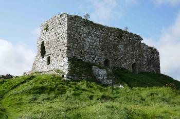Severní strana paláce. Patrný je fragment hradby která dělila jádro hradu za palácem od druhého předhradí. (© Pavel Semple 09/2020)