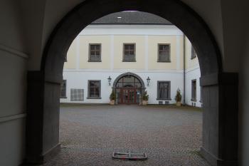 Pohled z druhého na třetí nádvoří zámku. (© Rodochrozit        , 01/2014)