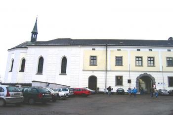Pohled z prvního nádvoří na vstupní křídlo zámku s kaplí ( © Pavel Vítek 04/2006)