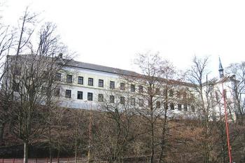 Zámek s kaplí od Divoké Orlice ( © Pavel Vítek 04/2006)