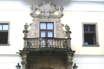 Portál průchozího křídla mezi druhým a třetím nádvořím ( © Pavel Vítek 04/2006)