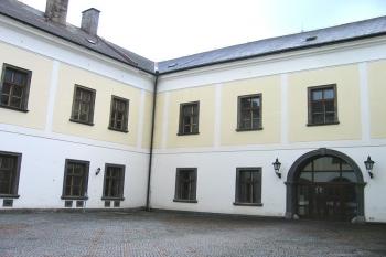 Třetí nádvoří zámku ( © Pavel Vítek 04/2006)