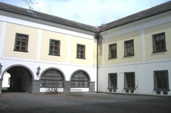 Třetí nádvoří zámku ( © Pavel Vítek 04/2006)