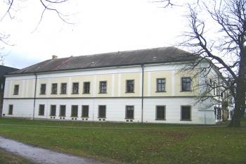 Pohled na jižní křídlo zámku z parku ( © Pavel Vítek 04/2006)