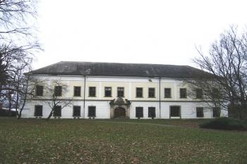 Pohled na východní křídlo zámku z parku ( © Pavel Vítek 04/2006)