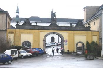 Hlavní brána zámku, vchod na první nádvoří ( © Pavel Vítek 04/2006)