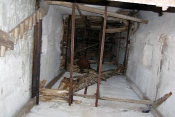 pohled do nitra středověké obranné věže (© Martin Smital, 08/2008)