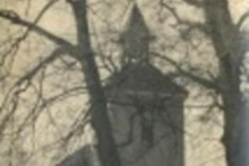 zvonice před odstraněním věžičky poškozené při kácení lip v r. 1981 (© https://www.obecbudetsko.cz/pamatky)