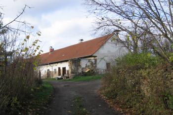 pravděpodobné místo dvorce či tvrze (© Jaroslav Špiroch 11/2020)