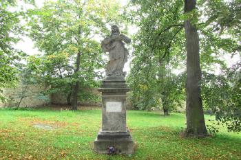 Socha sv. Panny Marie Bolestné ve Slaném před kostelem Nejsvětější Trojice. (© Pavel Vítek 09/2020)