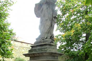 Socha sv. Panny Marie Bolestné ve Slaném před kostelem Nejsvětější Trojice. (© Pavel Vítek 09/2020)