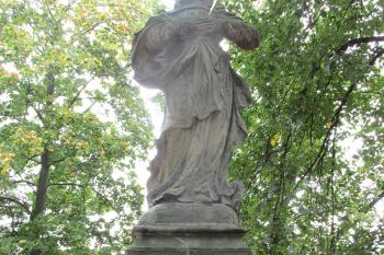 Socha sv. Panny Marie Bolestné ve Slaném před kostelem Nejsvětější Trojice. (© Pavel Vítek 09/2020)