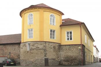 Městský dům v Čáslavi, vystavěný na zákkadech městského opevnění. (© Pavel Vítek 11/2020)