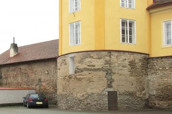 Městský dům v Čáslavi, vystavěný na zákkadech městského opevnění (© Pavel Vítek 11/2020)