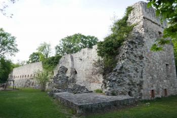 Pozůstatky bastionu na jižní straně předhradí. (© Pavel Semple 04/2019)