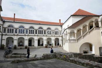 Nádvoří zámku, napravo je renesanční schodiště k věži. (© Pavel Semple 04/2019)