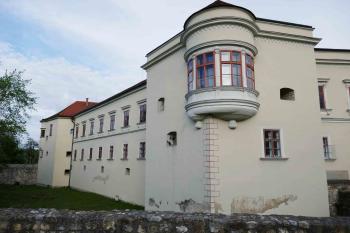 SZ nárožní bastion. Průčelní zeď je původní obvodová hradba hradu z 1. pol. 16. stol. (© Pavel Semple 11/2020)