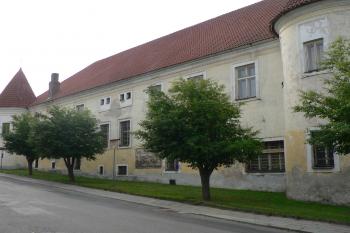 Celkový pohled na S průčelí od severozápadu. (© Ondřej Drlík, 02/2012)