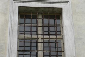 Autentická kovaná mříž z doby raně barokní přestavby zámku. (© Ondřej Drlík, 02/2012)