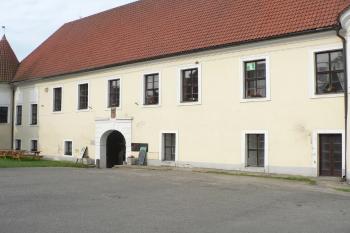 Vstupní (východní) průčelí zámku od severovýchodu. (© Ondřej Drlík, 02/2012)