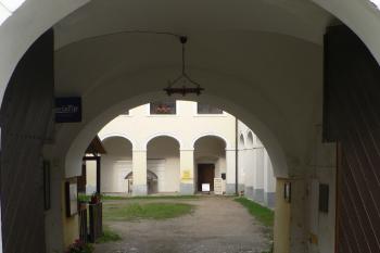 Průhled ústředním vjezdem do nádvoří. (© Ondřej Drlík, 02/2012)