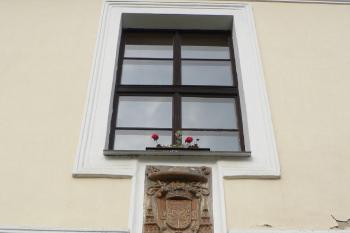 Detail úseku vjezdového portikusu se znakem arcibiskupa Jana Bedřicha hraběte z Valdštejna. (© Ondřej Drlík, 02/2012)