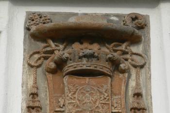 Detail znaku arcibiskupa Jana Bedřicha z Valdštejna s tesaným letopočtem (1675 - rok jeho nástupu na arcibiskupský stolec). (© Ondřej Drlík, 02/2012)