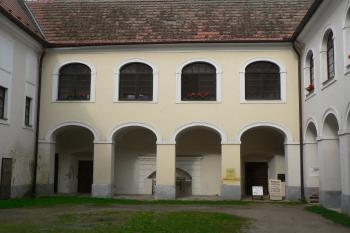 Západní nádvorní průčelí s úsekem arkádové komunikace. (© Ondřej Drlík, 02/2012)