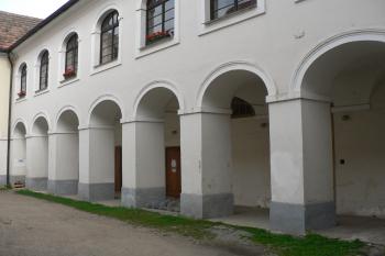 Severní trakt s arkádovou komunikací. (© Ondřej Drlík, 02/2012)
