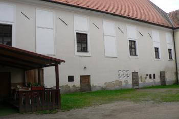 Jižní nádvorní průčelí obrácené k severu. (© Ondřej Drlík, 02/2012)