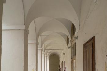 Průhled přízemní částí arkádové komunikace S traktu (ve směru V - Z). (© Ondřej Drlík, 02/2012)