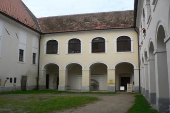 Pohled do nádvoří od severovýchodu. (© Ondřej Drlík, 02/2012)