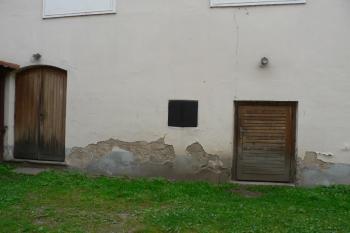 Vstupní dveře (vlevo) do patra jižního křídla. (© Ondřej Drlík, 02/2012)