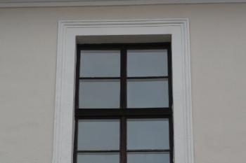Detail šambrány okna patra V nádvorního průčelí. (© Ondřej Drlík, 02/2012)