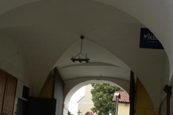Průjezd situovaný ve středu V křídla. (© Ondřej Drlík, 02/2012)