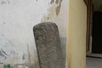 Detail oktogonálního kamenného odrazníku kryjícího patu vjezdu.  (© Ondřej Drlík, 02/2012)