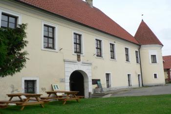 Východní průčelí se SV věžicí (foceno od JV). (© Ondřej Drlík, 02/2012)