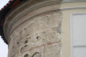 Horní úsek jihovýchodní věžice s detailem korunní římsy. (© Ondřej Drlík, 02/2012)