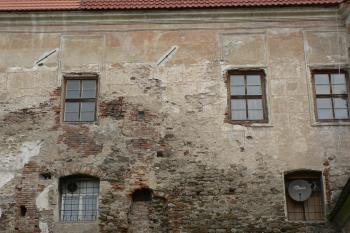 Úsek jižního průčelí u jihovýchodní nárožní věžice. (© Ondřej Drlík, 02/2012)