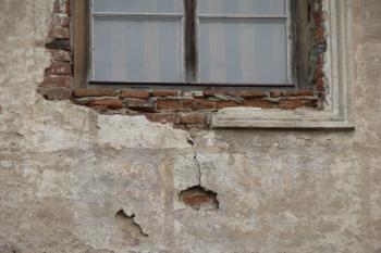 Detail poškození omítkové šambrány (jižní průčelí). (© Ondřej Drlík, 02/2012)