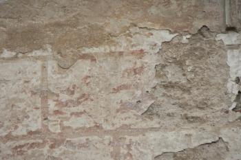 Detail omítkových vrstev v místech přechodu na raně barokní navýšení jižního křídla. (© Ondřej Drlík, 02/2012)