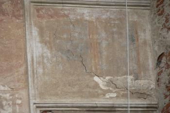 Detail suprafenestry okna jižního průčelí s pozůstatky iluzivního malovaného okna. (© Ondřej Drlík, 02/2012)
